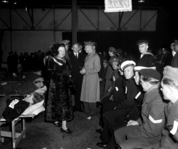 Koningin Juliana bij terugkeer van hosptiaalschip Groote Beer, Bestanddeelnr 934-5300