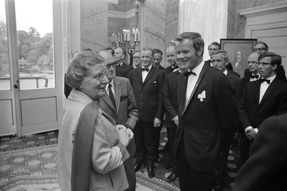 Koningin Juliana in gesprek met leden van een Noors zangkoor, Bestanddeelnr 924-6501