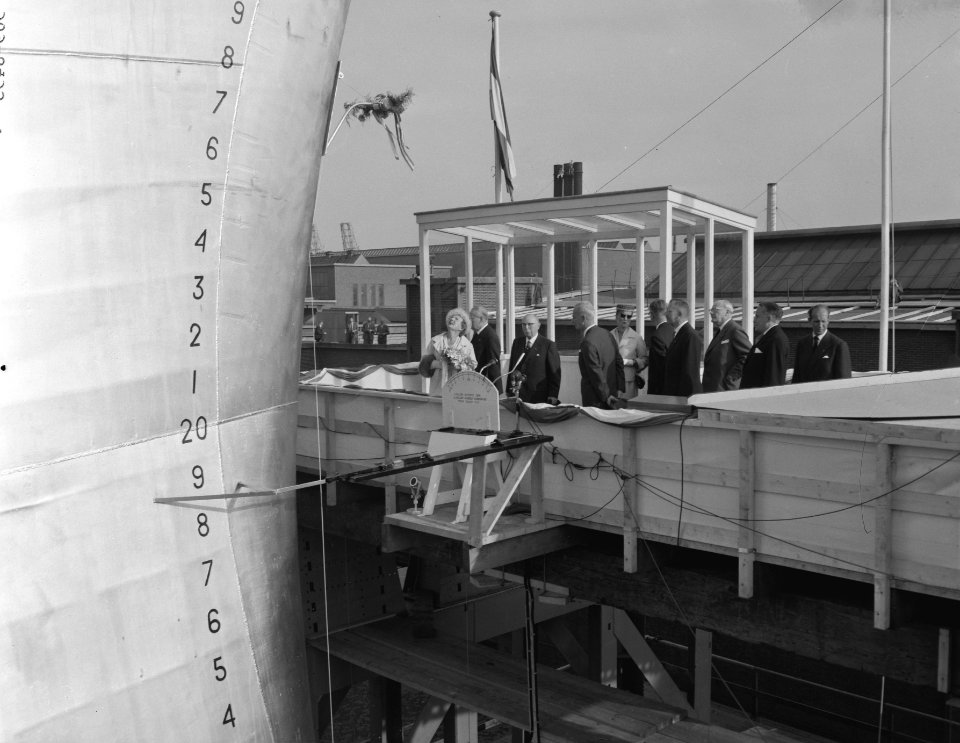 Koningin Juliana is aanwezig bij de tewaterlating van de Rotterdam bij de RDM, Bestanddeelnr 909-8495