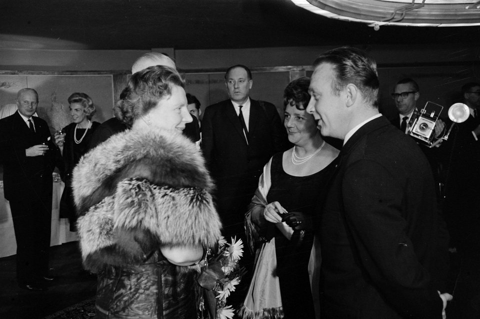 Koningin Juliana in gesprek met Kees Brusse en Mieke Verstraete, Bestanddeelnr 913-6483