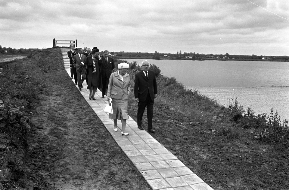Koningin Juliana in Maarsseveen, tijdens rondgang, Bestanddeelnr 917-8376