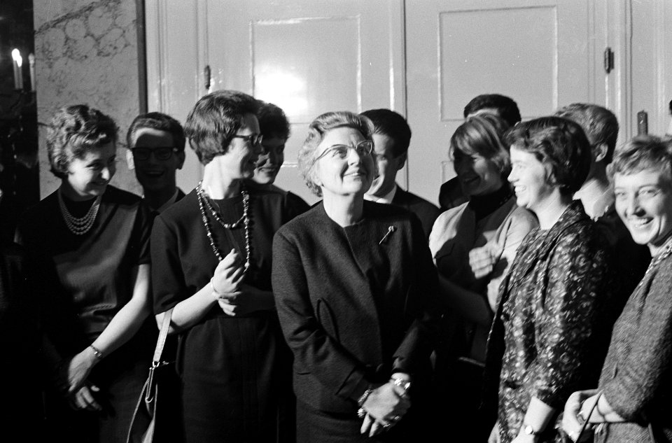 Koningin Juliana in gesprek met enkele jongeren, Bestanddeelnr 915-7524