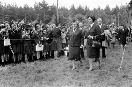 Koningin Juliana bracht bezoek Nederlandse Padvinderstersgilde te Ommen, Bestanddeelnr 919-2082
