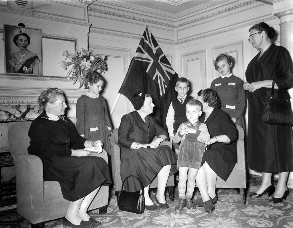 Koningin Juliana in gesprek met mevrouw Reyers Schwarzenberger, Bestanddeelnr 909-2677