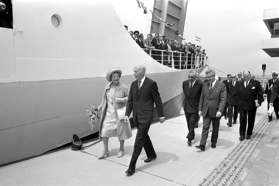 Koningin Juliana in gezelschap van minister Bakker (r) op weg naar de Koningin , Bestanddeelnr 924-6405