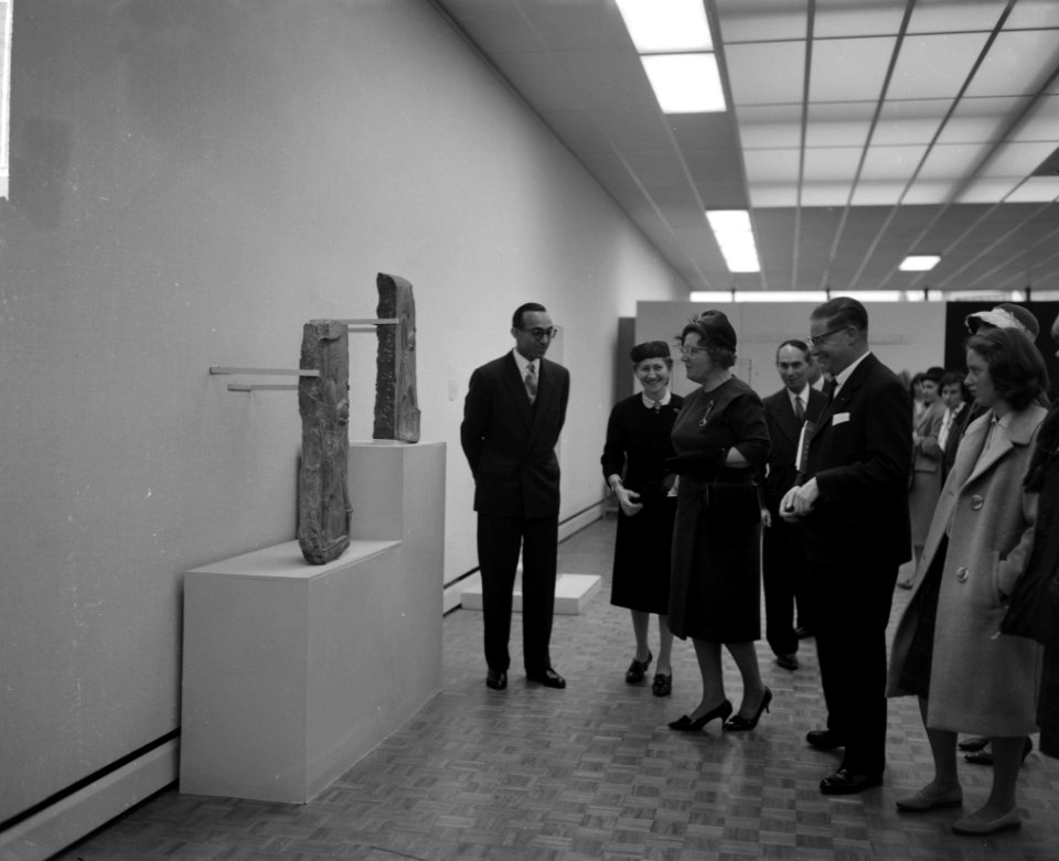 Koningin Juliana brengt een bezoek aan de tentoonstelling 7000 jaar Perzische Ku, Bestanddeelnr 914-4722
