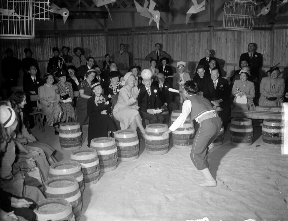 Koningin Juliana in het kindercircus met een jongleur, Bestanddeelnr 903-5570