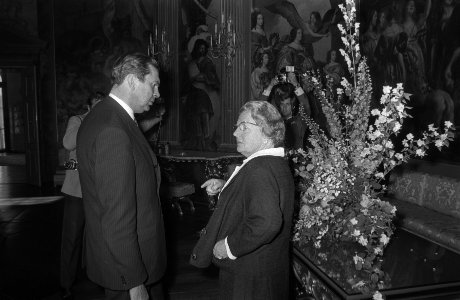 Koningin Juliana in gesprek met minister-president Biesheuvel, Bestanddeelnr 924-7081