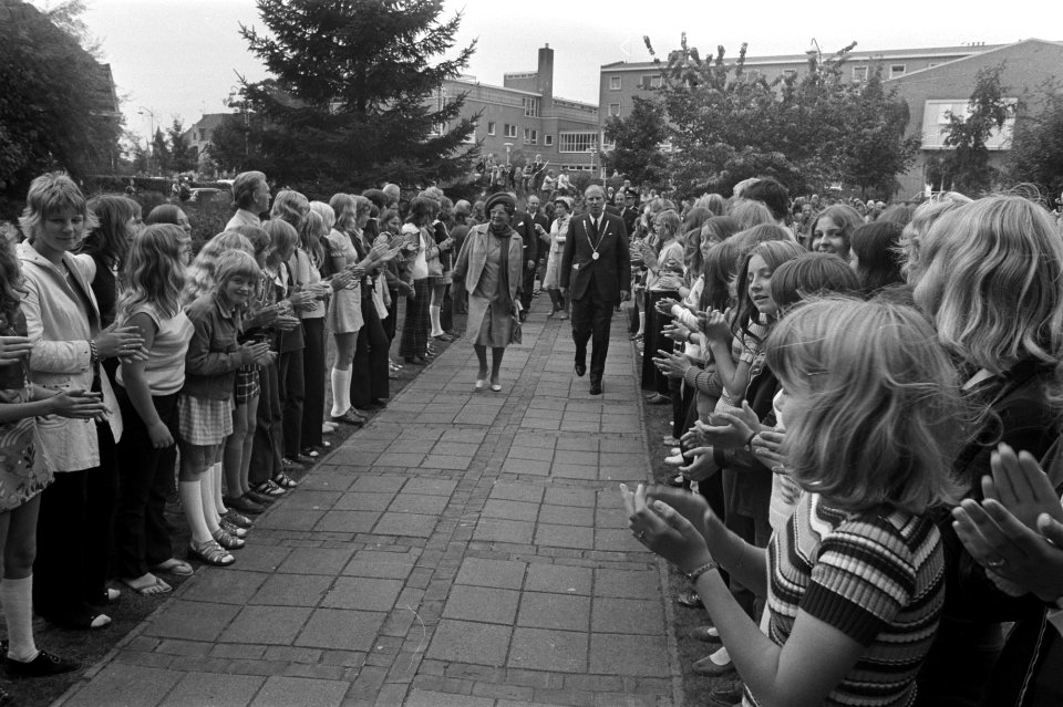 Koningin Juliana brengt bezoek aan Coevorden, Bestanddeelnr 925-8622