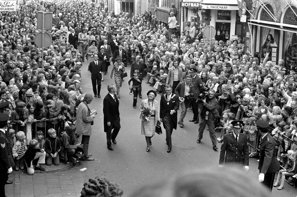 Koningin Juliana bij viering ontzet Alkmaar, historische optocht, koningin Julia, Bestanddeelnr 926-7364
