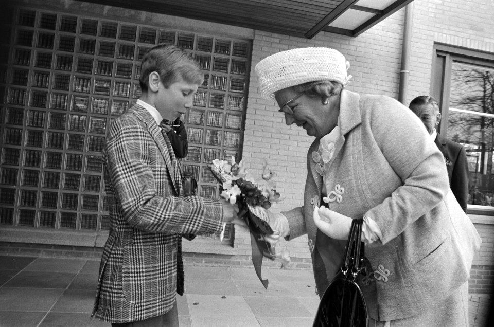 Koningin Juliana krijgt bloemen aangeboden, Bestanddeelnr 924-4825