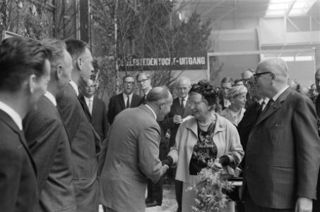 Koningin Juliana bracht bezoek aan Frisiana te Leeuwarden De vorstin werd voorg, Bestanddeelnr 915-5383
