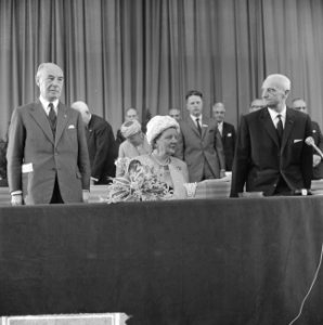 Koningin Juliana bij Nationale Woningraad te Amsterdam in RAI-gebouw ter gelegen, Bestanddeelnr 915-5758