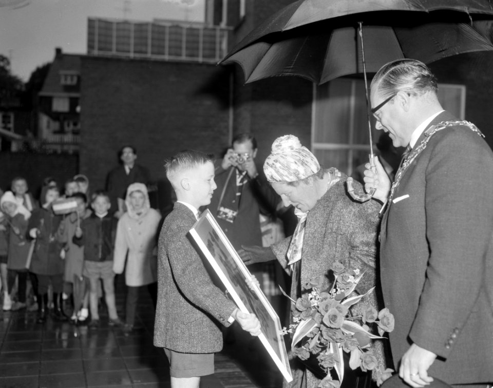 Koningin Juliana bracht bezoek aan Eindhoven Scholier Jan Everts bood Hare Maje, Bestanddeelnr 915-5715