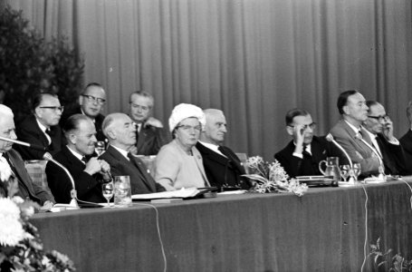 Koningin Juliana bij Nationale Woningraad te Amsterdam in RAI-gebouw ter gelegen, Bestanddeelnr 915-5750