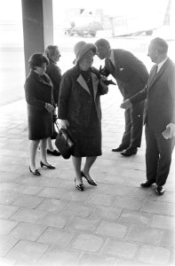 Koningin Juliana doet prinses Christina uitgeleide op Schiphol, Bestanddeelnr 921-7414