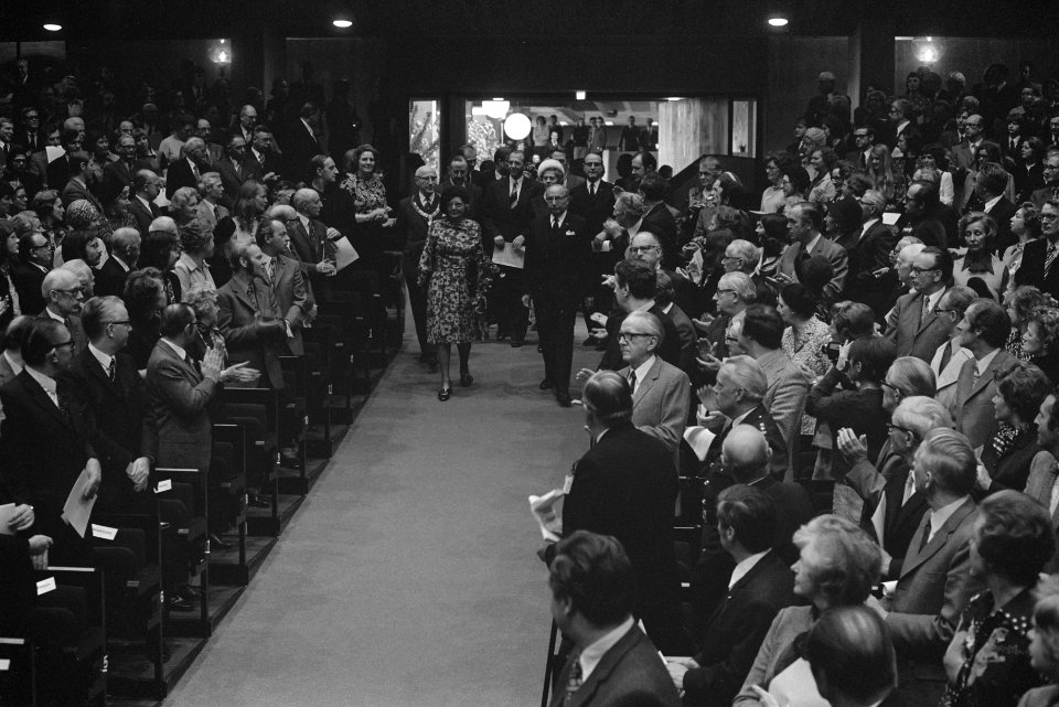 Koningin Juliana bij opening nieuw hoofdgebouw van de Vrije Universiteit te Amst, Bestanddeelnr 926-3421