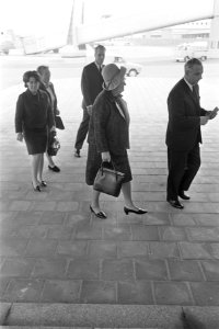 Koningin Juliana doet prinses Christina uitgeleide op Schiphol, Bestanddeelnr 921-7415