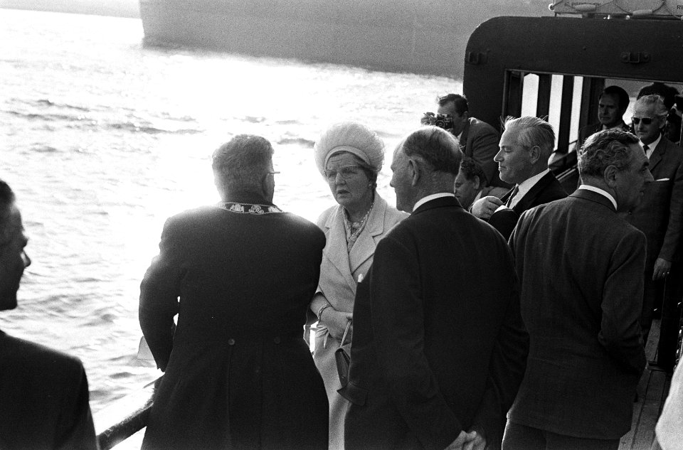 Koningin Juliana in gezelschap van hoogwaardigheidsbekleders, Bestanddeelnr 920-3834
