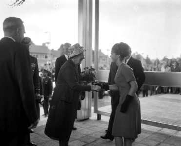 Koningin Juliana krijgt bloemen aangeboden, Bestanddeelnr 916-8626