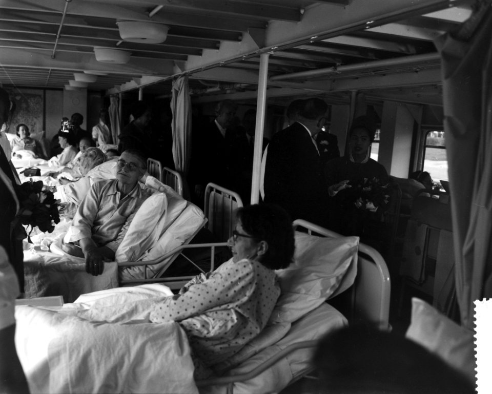 Koningin Sirikit bezoekt het hospitaalschip van het Rode Kruis gemeerd aan de Pa, Bestanddeelnr 911-7016