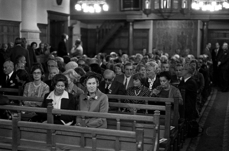 Koningin Juliana bij reunie Stichting Vriendenkring oud-Natzweilers in Leiden, Bestanddeelnr 928-2315