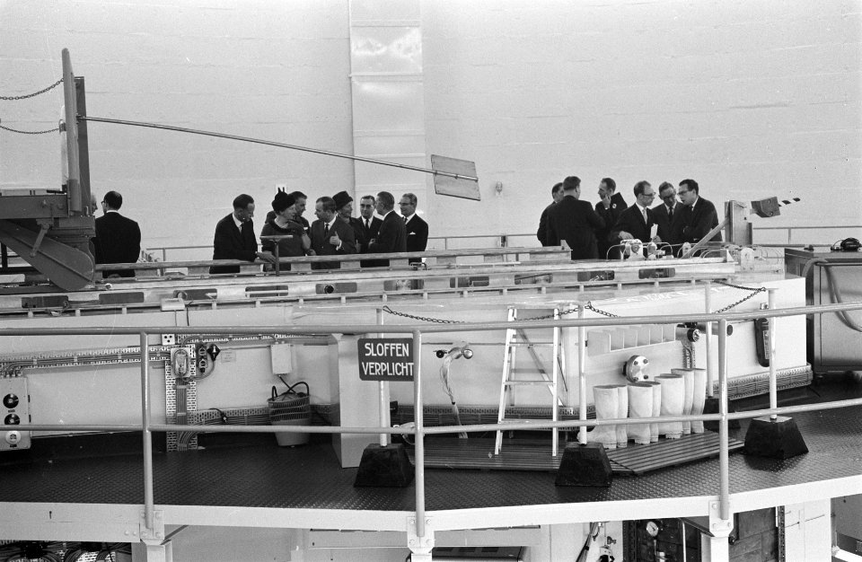 Koningin Juliana brengt een bezoek aan het Reactor-centrum te Petten, Bestanddeelnr 914-5229