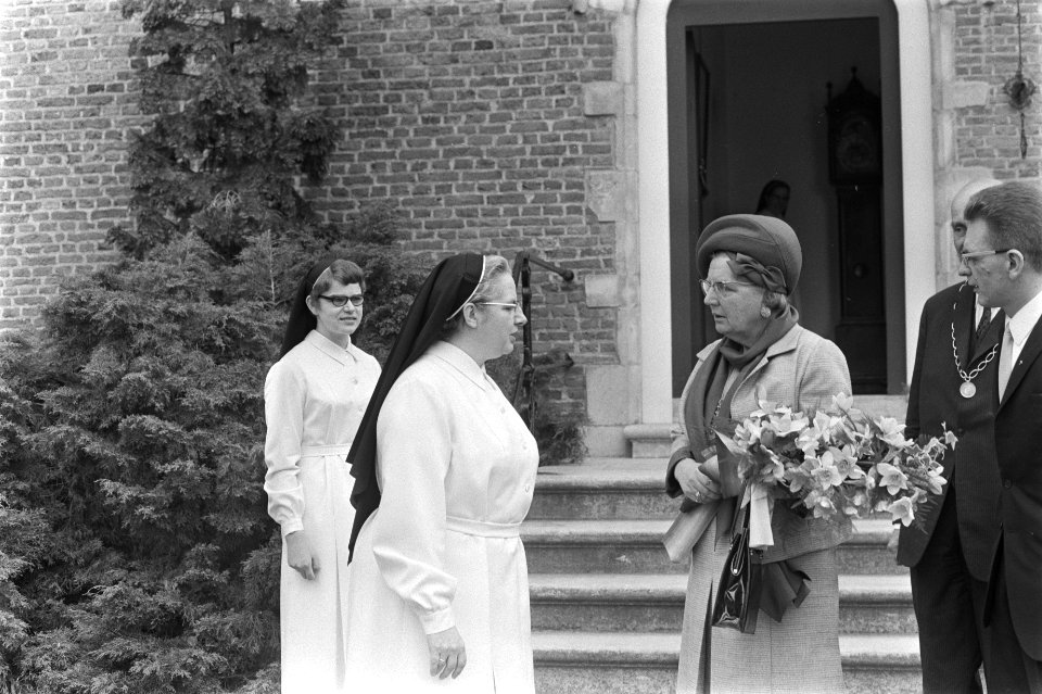 Koningin Juliana in gesprek met enkele kloosterlingen, Bestanddeelnr 924-4703