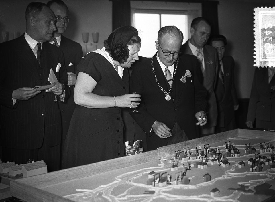 Koningin Juliana bezoekt het rampgebied in Zuid-Holland, Bestanddeelnr 906-5342