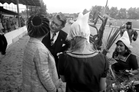 Koningin Juliana bij viering ontzet Alkmaar, historische optocht, koningin Julia, Bestanddeelnr 926-7371