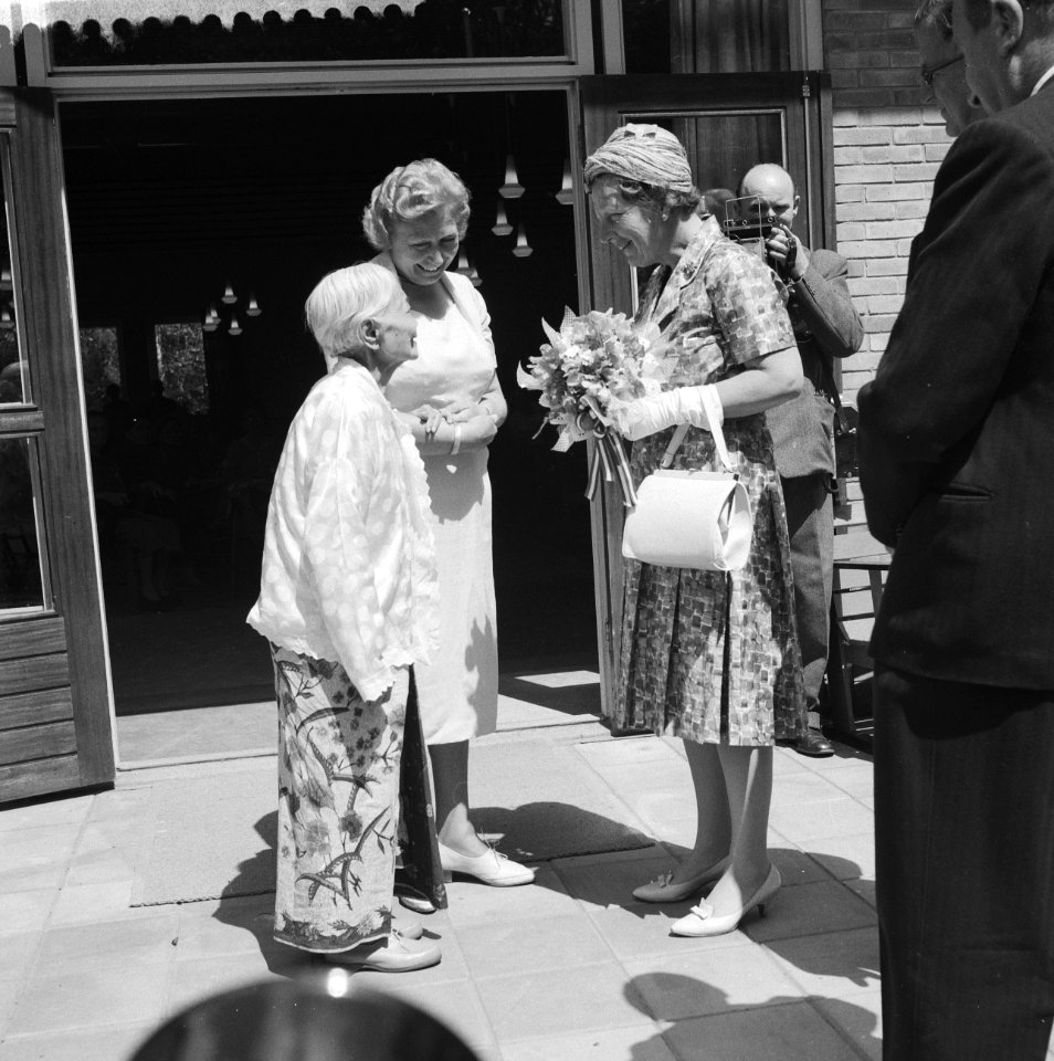 Koningin Juliana brengt een bezoek aan het verpleeghuis dr PC Borst te Hengel, Bestanddeelnr 911-3951