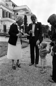 Koningin Juliana in gesprek met Johan Neeskens, echtgenote en kindje, Bestanddeelnr 929-7953
