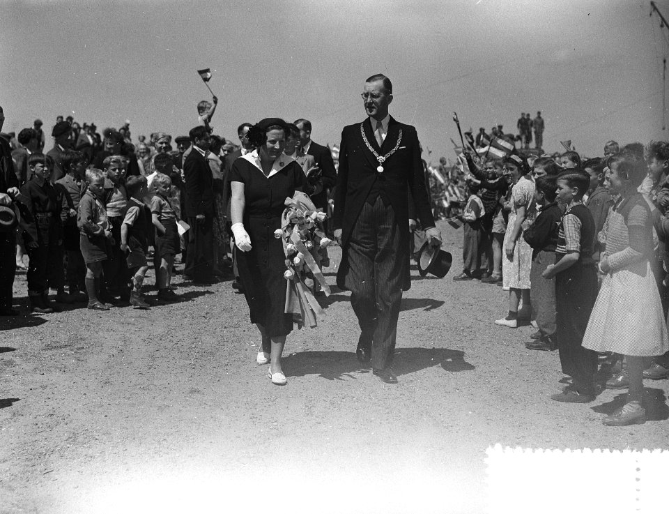 Koningin Juliana bezoekt het rampgebied in Zuid-Holland, Bestanddeelnr 906-5343
