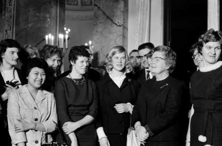Koningin Juliana in gesprek met groep die naar Brazilië gaat, Bestanddeelnr 915-7518