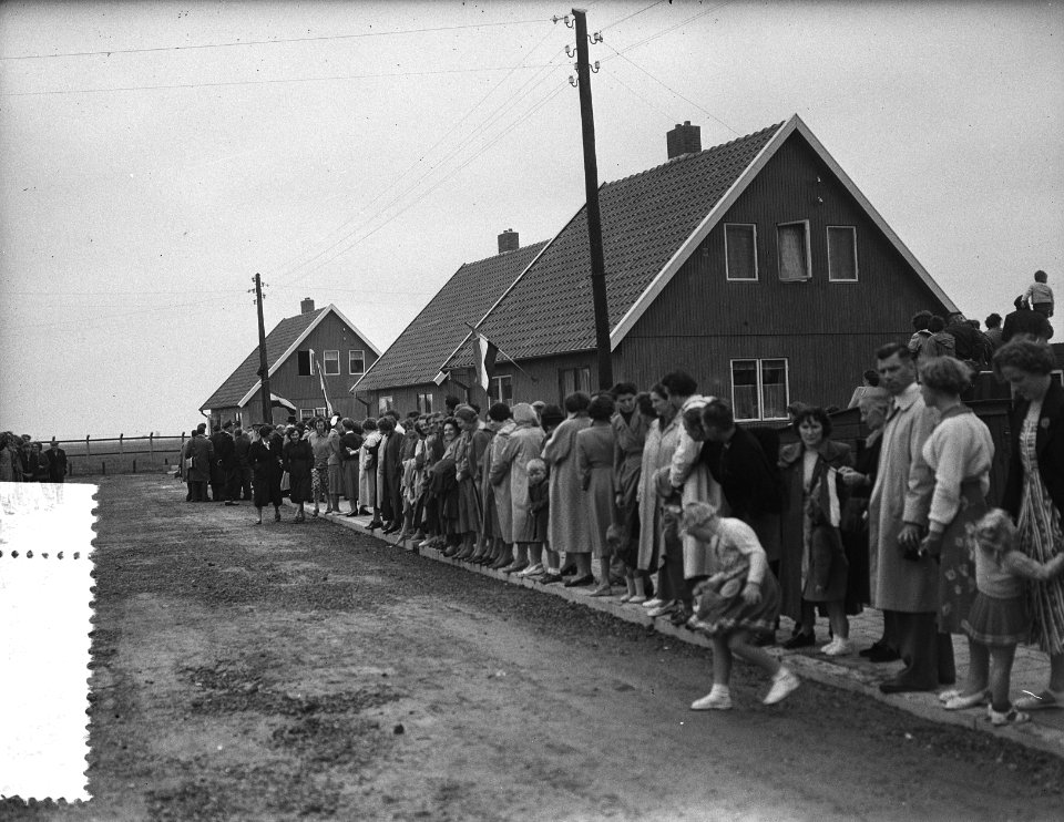 Koningin Juliana bezoekt het rampgebied in Zuid-Holland, Bestanddeelnr 906-5349