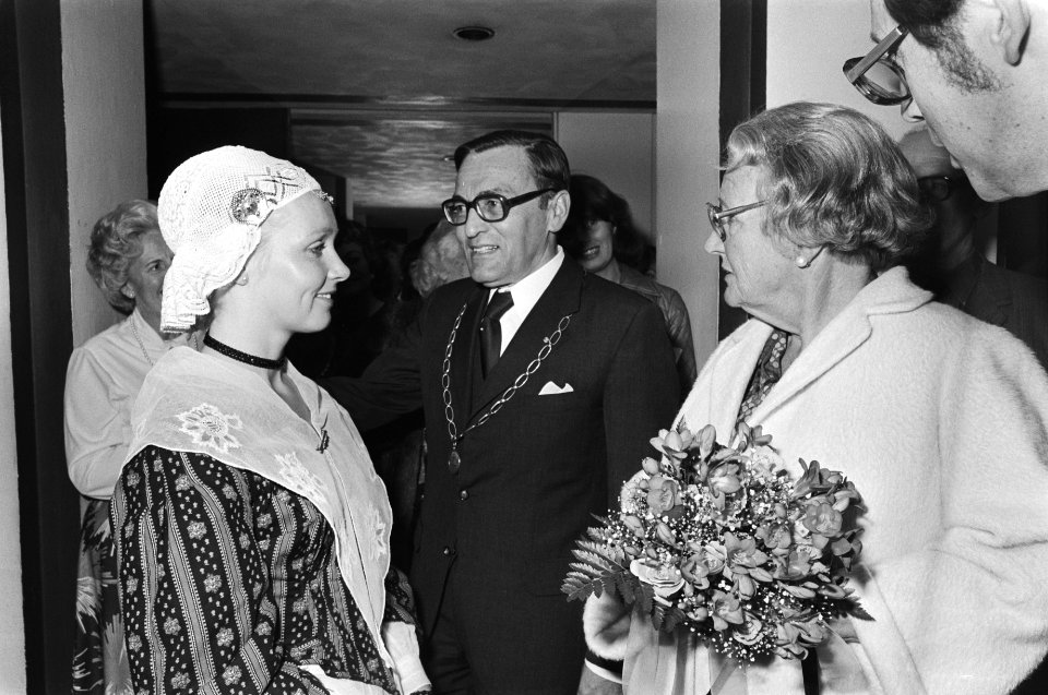 Koningin Juliana bij voorstelling in kader van vierde Internationale Landjuweel , Bestanddeelnr 928-6210