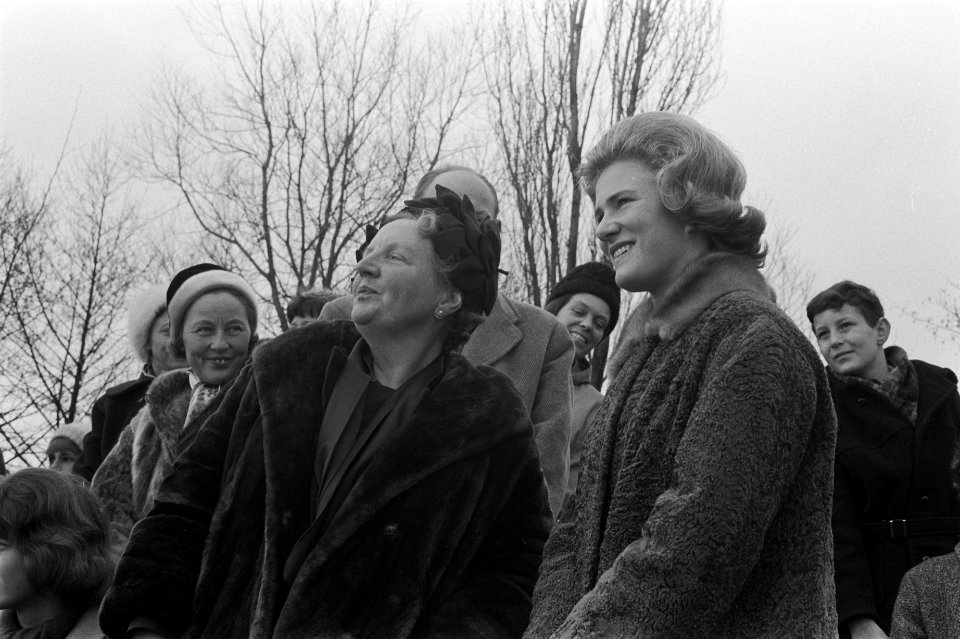 Koningin Juliana in gesprek met Sjoukje Dijkstra op de Jaap Edenbaan in Amsterda, Bestanddeelnr 914-9373