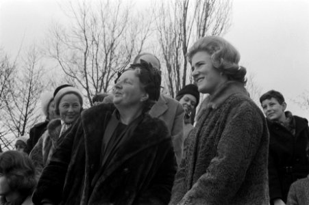 Koningin Juliana in gesprek met Sjoukje Dijkstra op de Jaap Edenbaan in Amsterda, Bestanddeelnr 914-9373