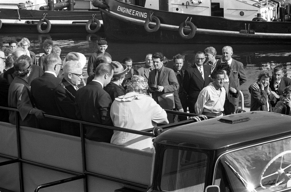 Koningin Juliana boven op een vrachtwagen in de haven, Bestanddeelnr 914-3100