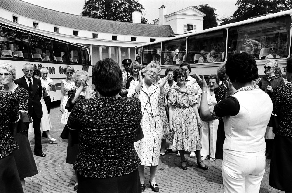 Koningin Juliana danst mee met een Volksdansgroep voor Bejaarden uit Heerlen, Bestanddeelnr 930-3210