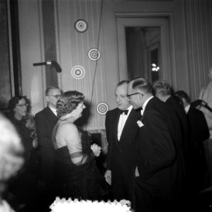 Koningin Juliana bezoekt het schrijversbal te Amsterdam, Bestanddeelnr 904-9795