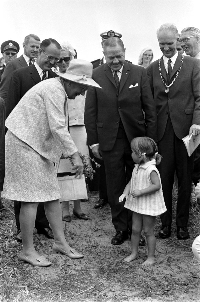 Koningin Juliana buigt zich over naar een klein meisje, Bestanddeelnr 922-5378