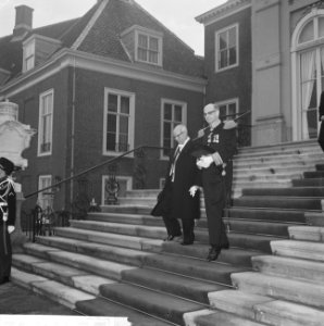 Koningin Juliana ontvangt op Paleis Huis ten Bosch de ambassadeur van de Dominic, Bestanddeelnr 915-7877