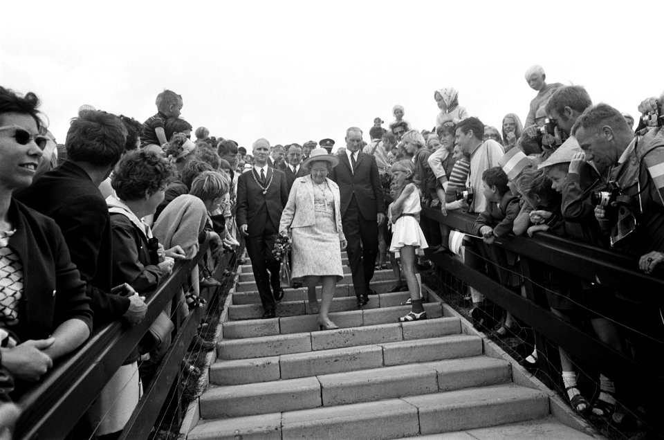 Koningin Juliana daalt een trap af, Bestanddeelnr 922-5371