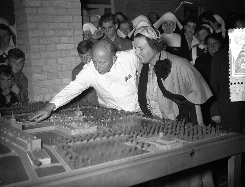 Koningin Juliana buigt zich over de maquette, Bestanddeelnr 906-5769