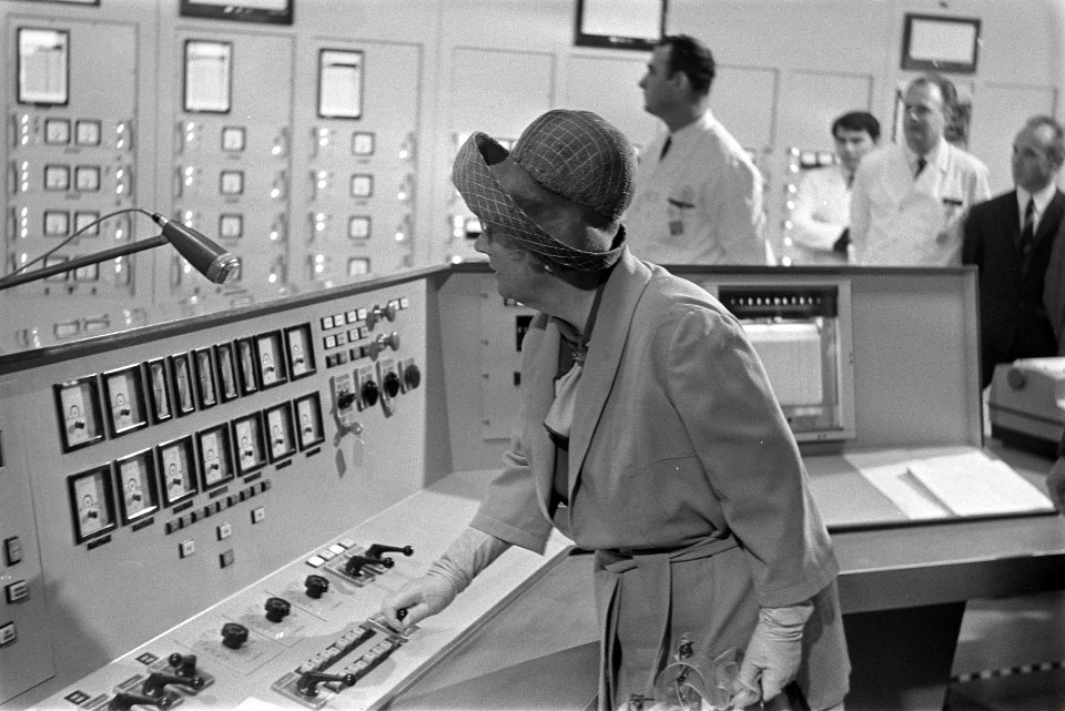 Koningin Juliana drukt een knop in, Bestanddeelnr 922-2352