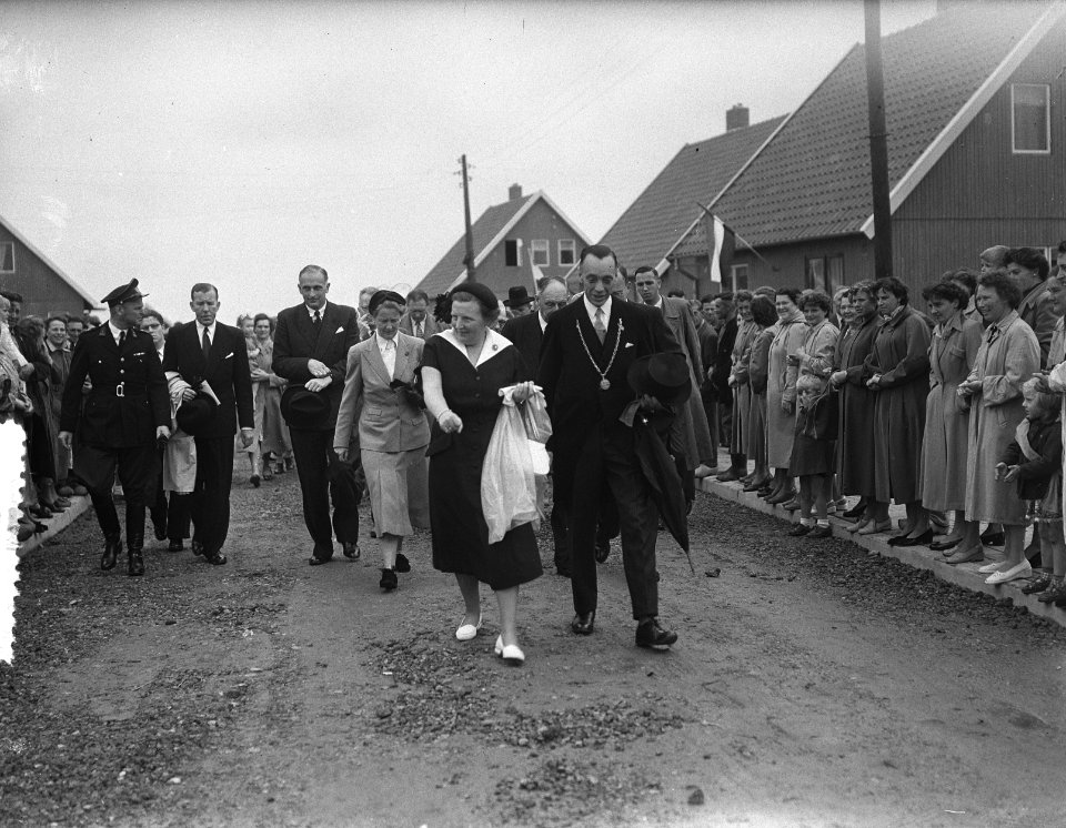 Koningin Juliana bezoekt het rampgebied in Zuid-Holland, Bestanddeelnr 906-5351
