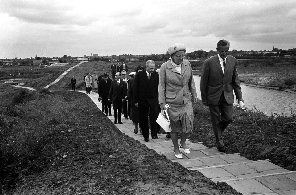 Koningin Juliana in Maarsseveen, tijdens rondgang, Bestanddeelnr 917-8377