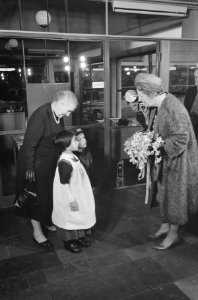 Koningin Juliana bezoekt het Burgerweeshuis in Amsterdam, Bestanddeelnr 913-4832