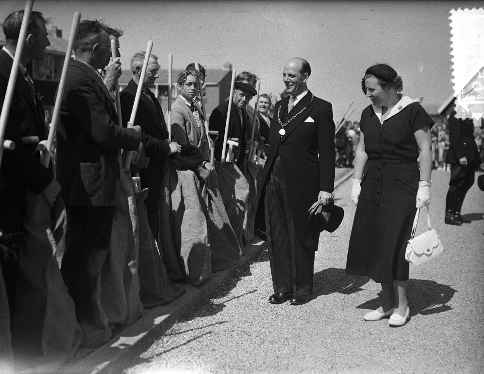 Koningin Juliana bezoekt het rampgebied in Zuid-Holland, Bestanddeelnr 906-5346